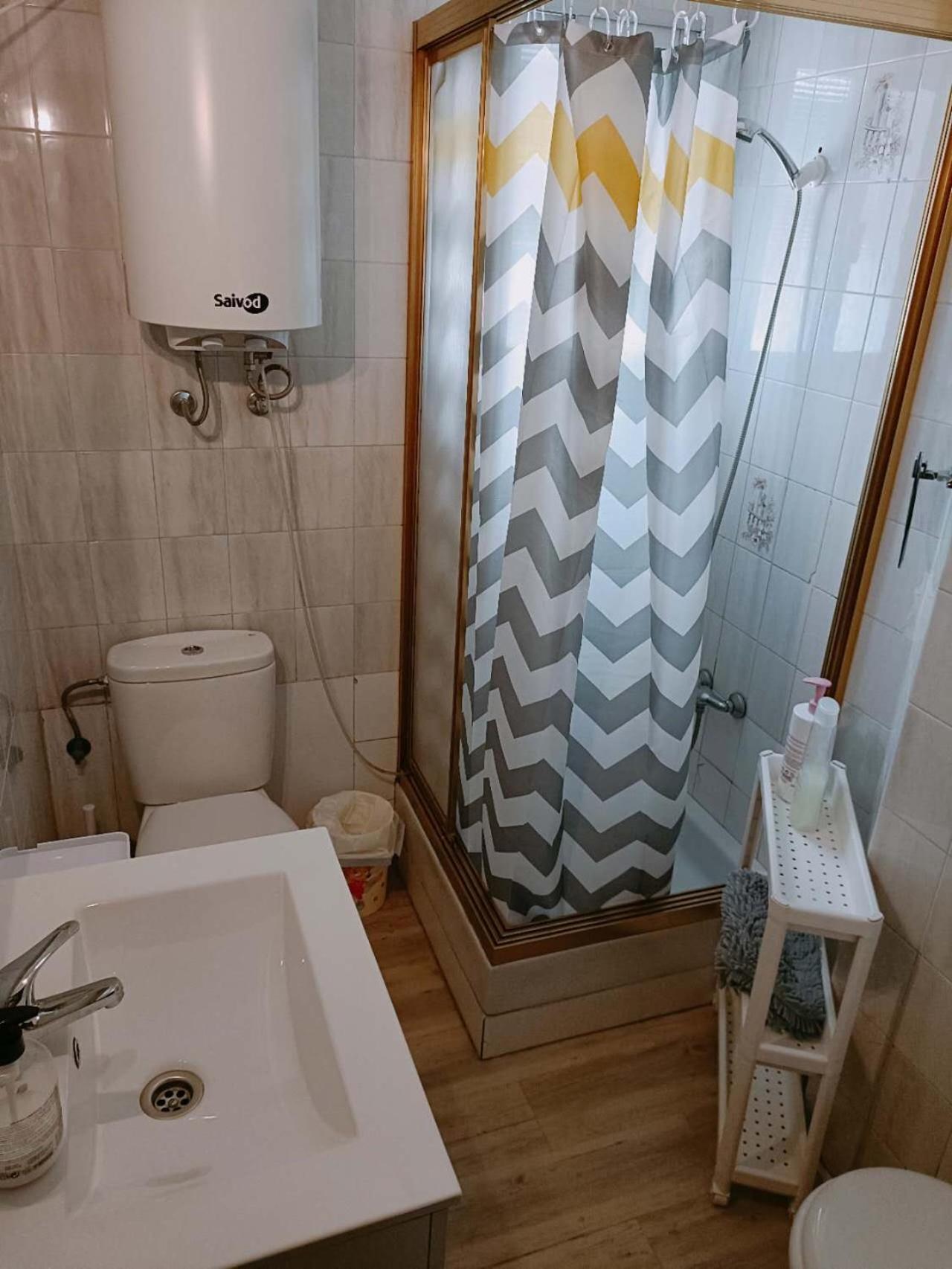 8 Mins Walk To Train Station Low Cost Youth Hostel Севиля Екстериор снимка