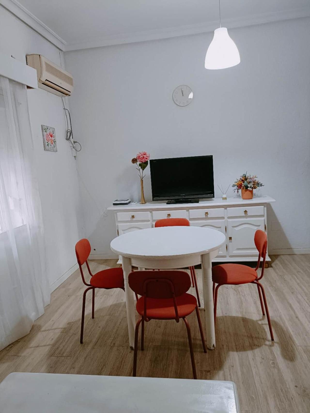 8 Mins Walk To Train Station Low Cost Youth Hostel Севиля Екстериор снимка