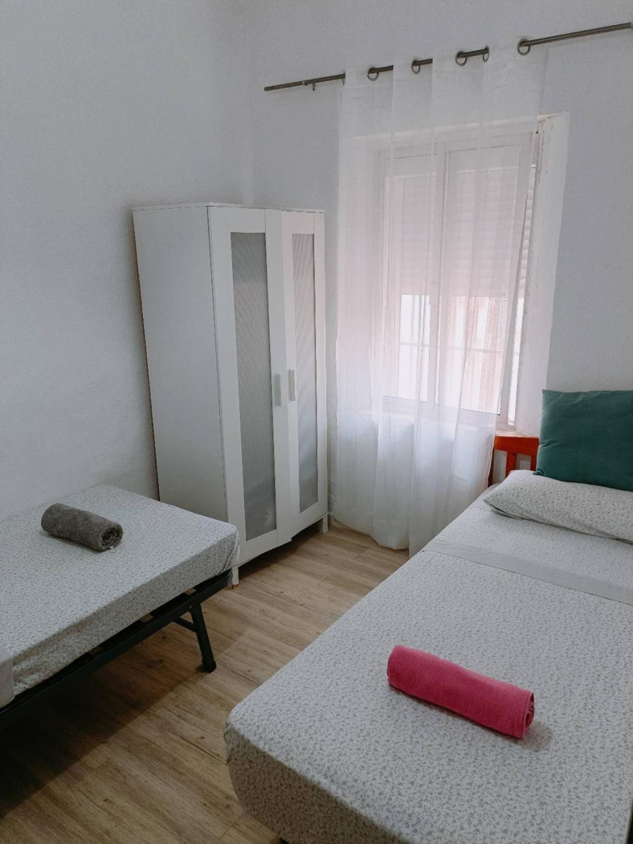 8 Mins Walk To Train Station Low Cost Youth Hostel Севиля Екстериор снимка
