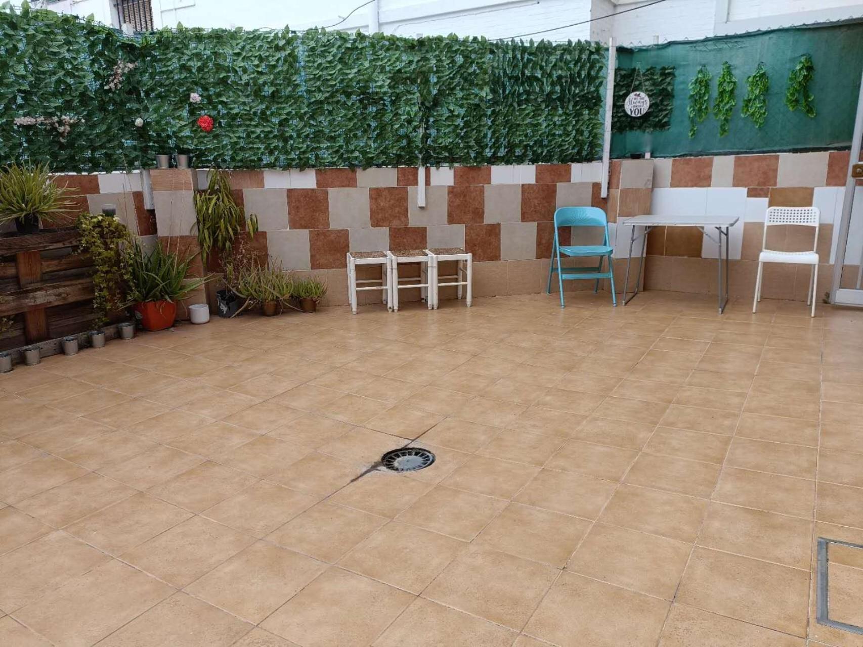 8 Mins Walk To Train Station Low Cost Youth Hostel Севиля Екстериор снимка