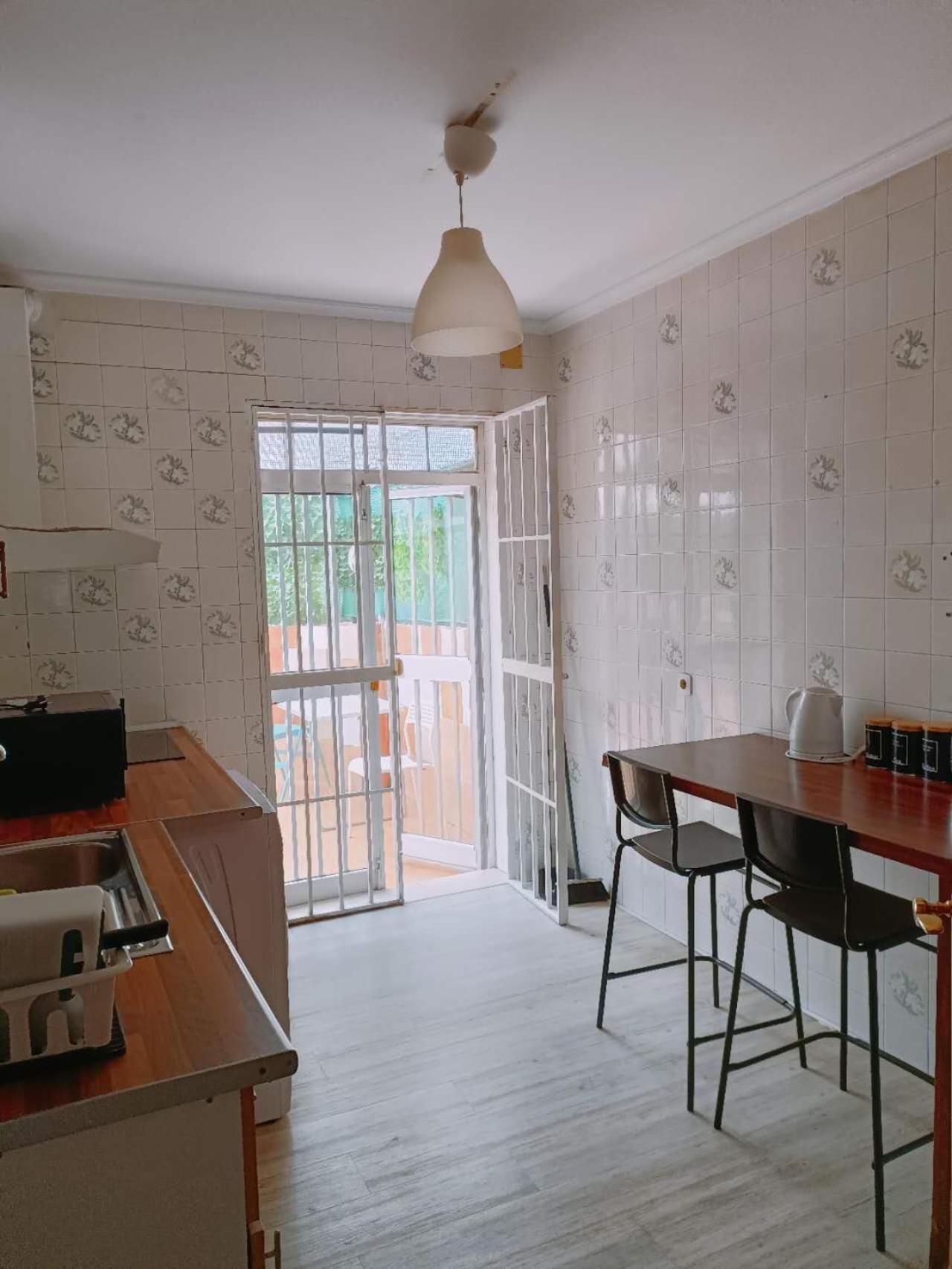 8 Mins Walk To Train Station Low Cost Youth Hostel Севиля Екстериор снимка