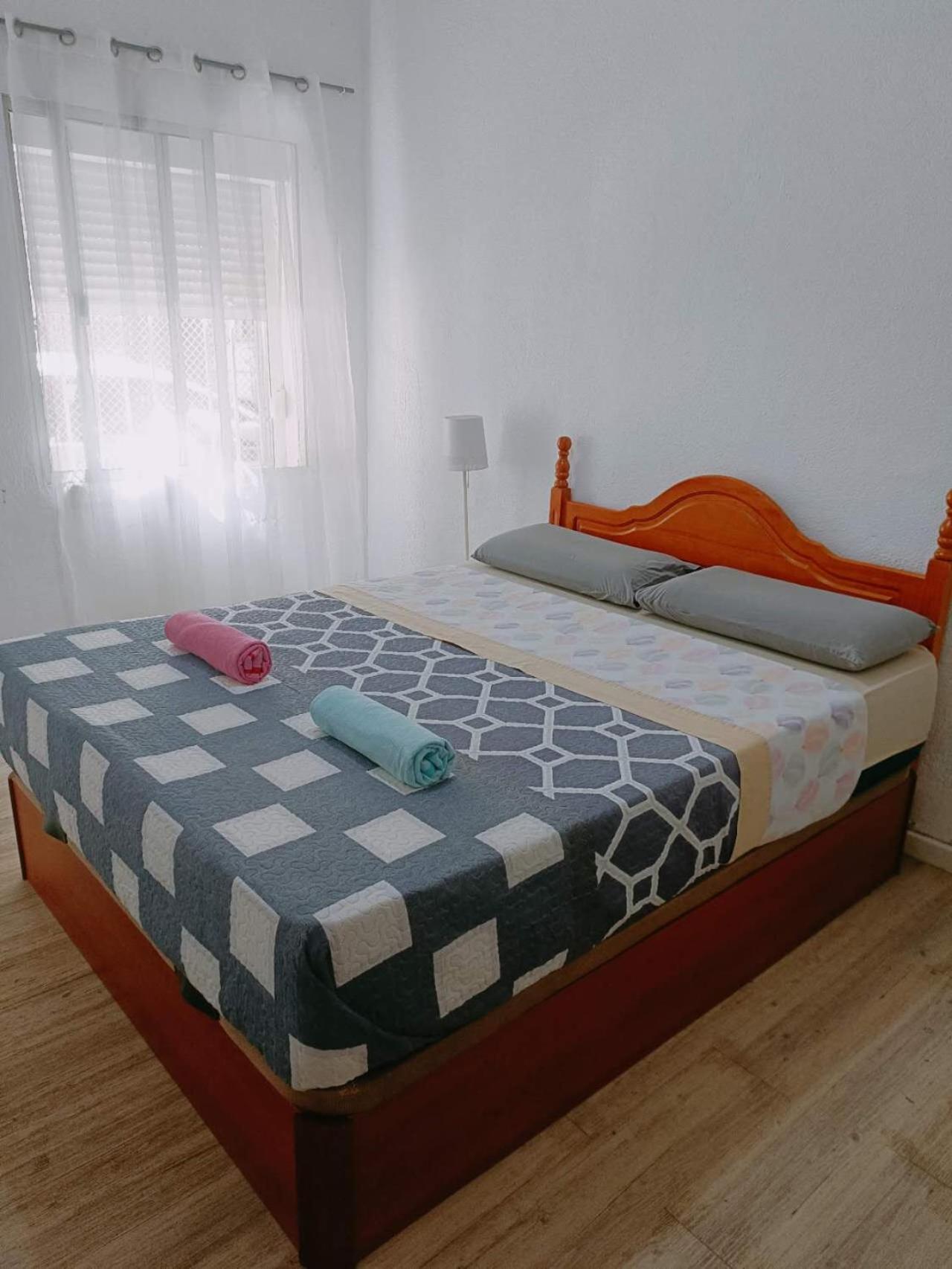 8 Mins Walk To Train Station Low Cost Youth Hostel Севиля Екстериор снимка